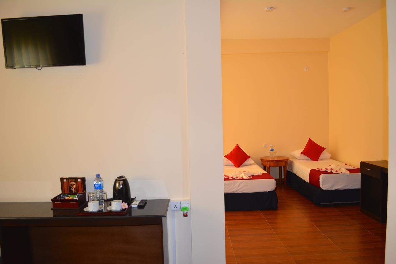 Hotel Waves By Tranquil Negombo Esterno foto