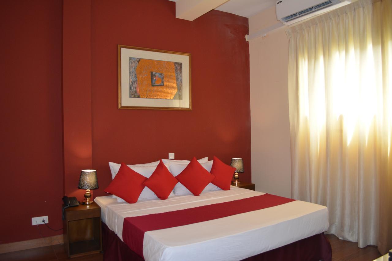 Hotel Waves By Tranquil Negombo Esterno foto