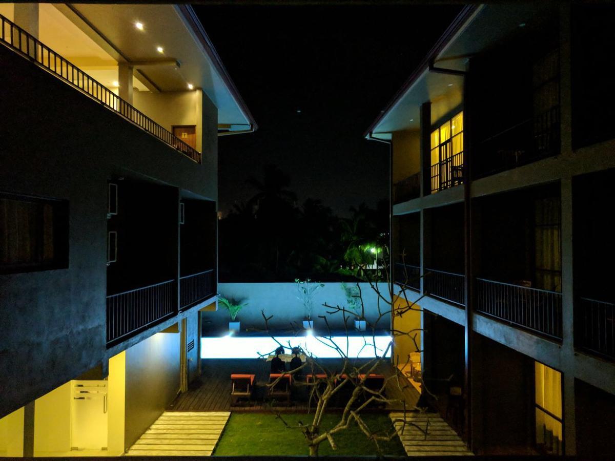 Hotel Waves By Tranquil Negombo Esterno foto