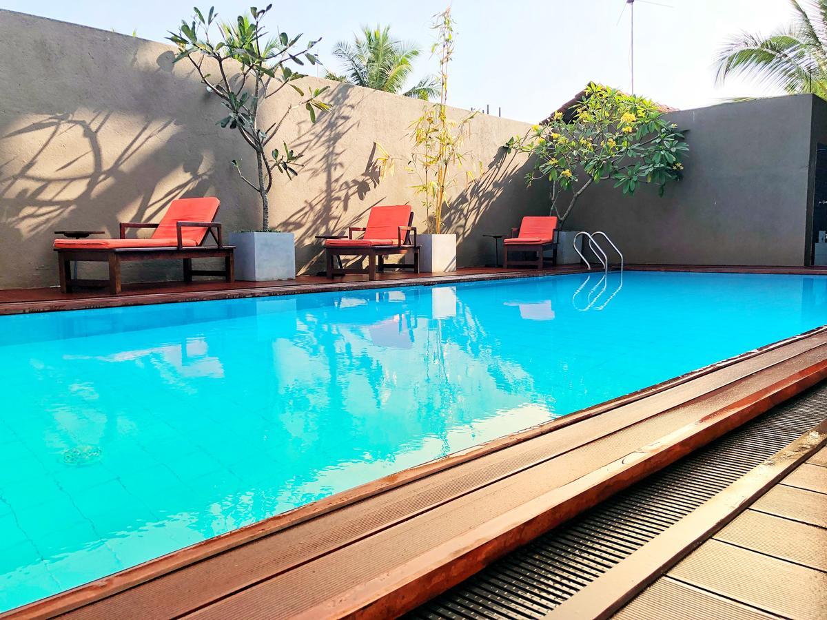 Hotel Waves By Tranquil Negombo Esterno foto