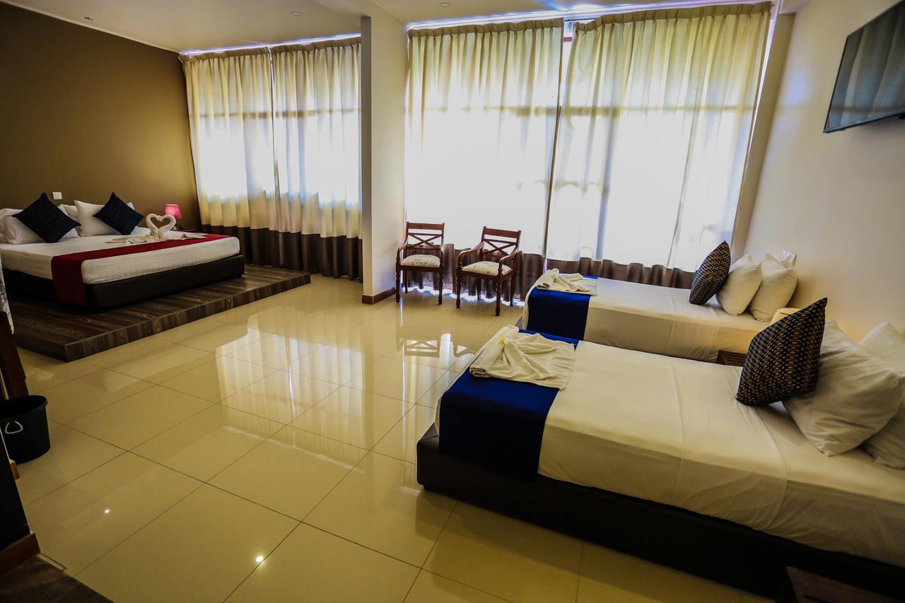 Hotel Waves By Tranquil Negombo Esterno foto