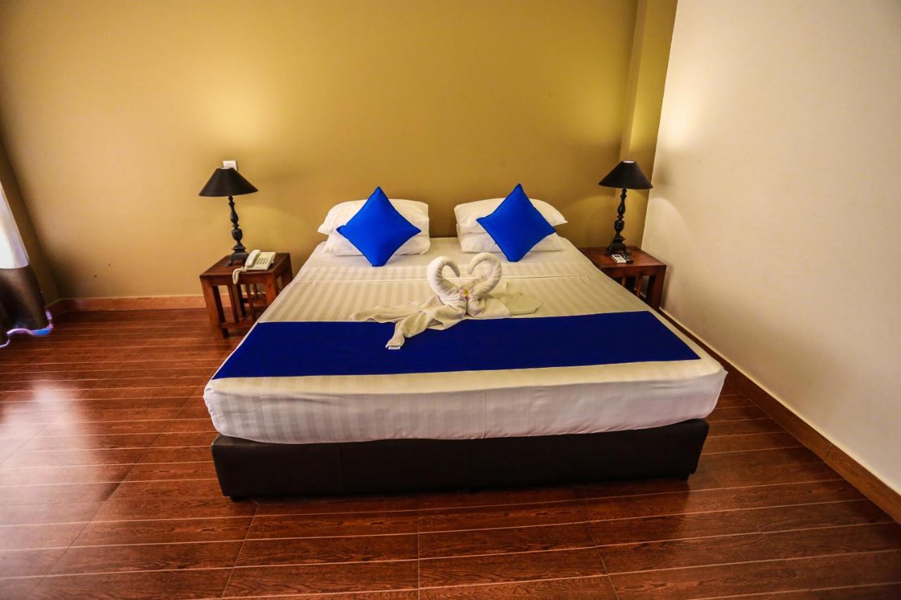 Hotel Waves By Tranquil Negombo Esterno foto