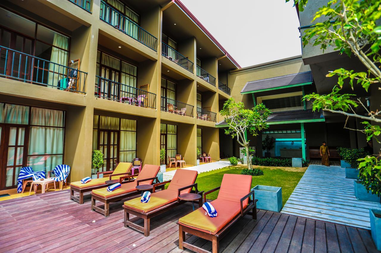 Hotel Waves By Tranquil Negombo Esterno foto