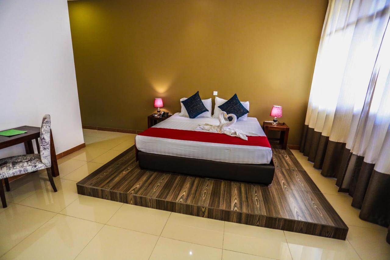 Hotel Waves By Tranquil Negombo Esterno foto