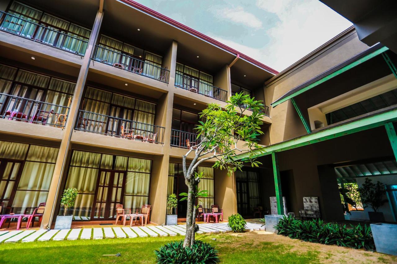 Hotel Waves By Tranquil Negombo Esterno foto