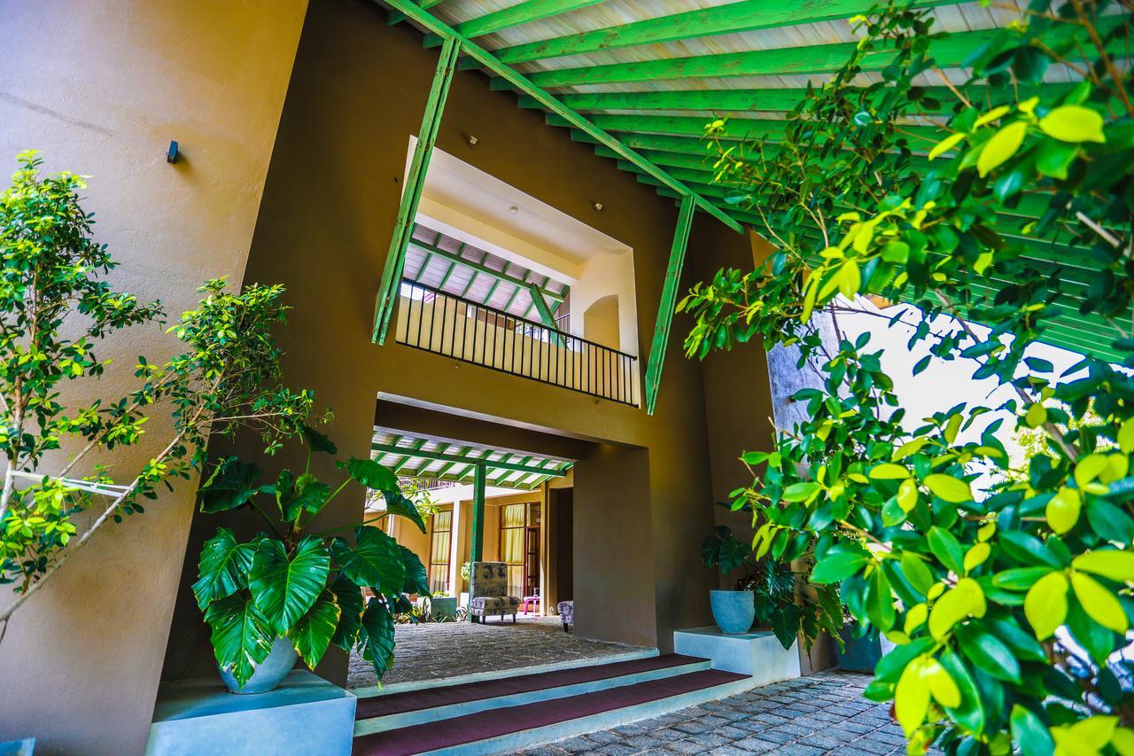 Hotel Waves By Tranquil Negombo Esterno foto
