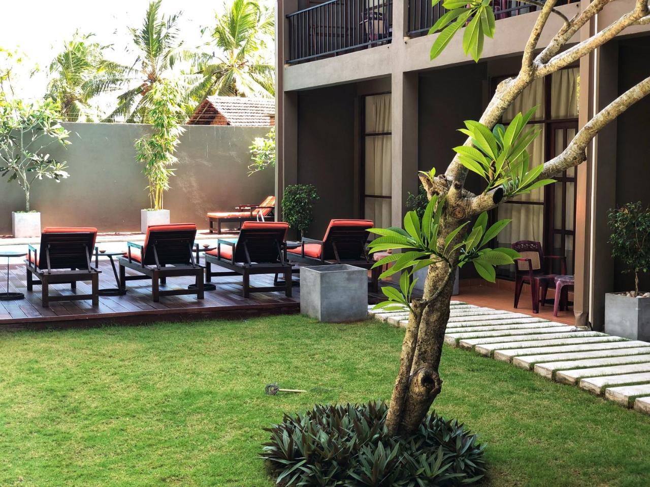 Hotel Waves By Tranquil Negombo Esterno foto