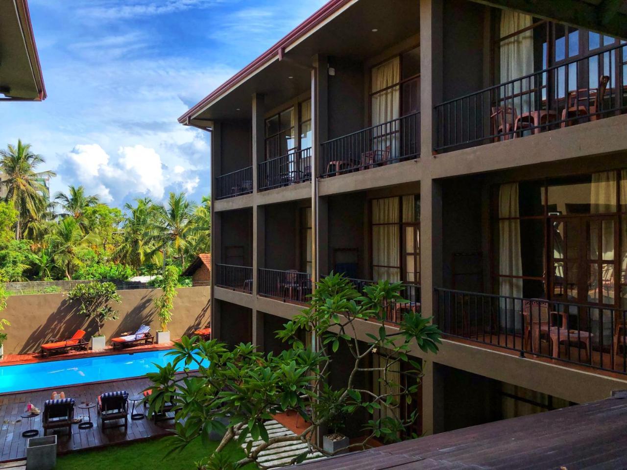 Hotel Waves By Tranquil Negombo Esterno foto